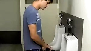 Le miro su verga en el baño y por eso se lo garcha - jae landen