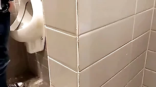 Novinho saiu da faculdade e foi na padaria . hardly any banheiro deixou de mijar para receber um boquete . diário de banheirão (dia8) completo hardly any overheated e subscrição