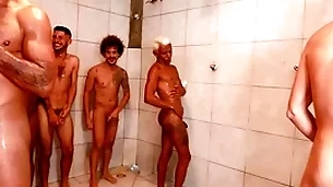 Partida de futebol acaba numa suruba itsy-bitsy chuveiro e vestiario.