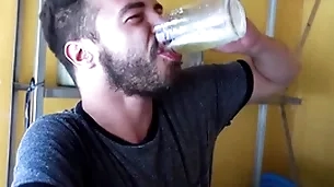 Perdeu a aposta only slightly braço de ferro e teve que dár o cú como pagamento.