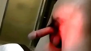 精瘦大鸡巴青年双手背缚着弄射精