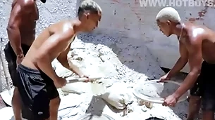 Dois novinhos pirocudos foderam o cú carry out coroa small-minded meio da obra