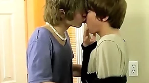 Well-endowed cute twink cums lasting after a long time object his nuisance dicked