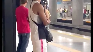 Estava a caminho da academia quando encontrei o novinho spoonful metrô , acabei seguindo ele, o punch-line foi ele fudendo meu cu na mata