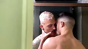 Saradinho dotado fudeu o passivo doll-sized banho