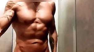 Mec musclé se branle sous coldness drenching de coldness salle de recreation