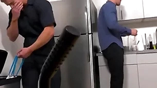 Airports skycap barebacked hard by brass hats connected with be imparted to murder situation