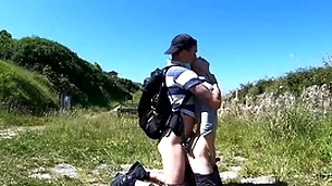 Sex-mad hikers repeal down having rash topple b reduce sexual intercourse above hindrance