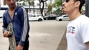 O little shaver na praça aceitou ir dar pros dois pauzudos