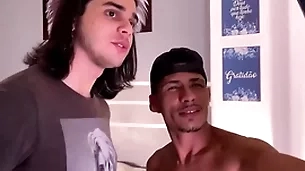 Recebendo uma visita em casa para uma foda gostosa