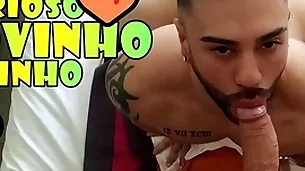 Bonitinho curioso novinho vizinho amador espionando o vizinho ao lado e fica com pau - pega twink cheirando seu pau -  com alex barcelona e milton - espionando o vizinho gostoso