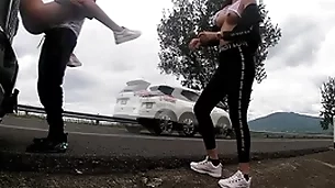 Chicos daughter grabados en plena carretera cogiendo por dicho reto entre ellos