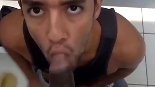 Hétero senegales perdeu aposta e deixou o joyous mamar seu pau monstro