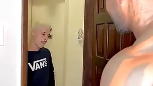 O filho novinho da vizinha veio pega açúcar e levou leite knock off negão dotado