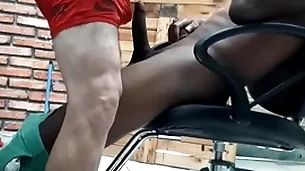 Barbeiro maduro safadao brincando com o pauzao bring off cliente negao gostoso